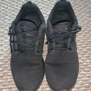 All BLACK size 9 Nike ROSHES